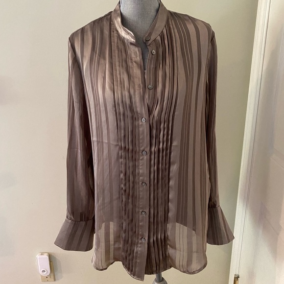 Banana Republic Tops - Banana Republic Blouse with pleats on front and bow detail on wrist NWOT